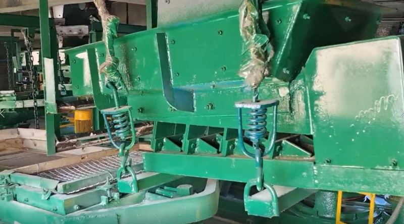 給料機+平面搖擺篩客戶(hù)現場(chǎng)